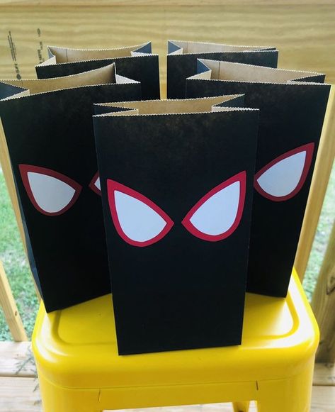 Spiderverse Cake, Spiderman Into The Spider Verse, Marvel Birthday Party, Superhero Decorations, Marvel Party, Spiderman Theme, Spiderman Birthday Party, Miles Morales Spiderman, Into The Spider Verse