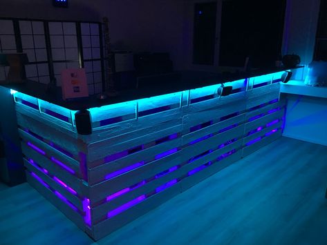 Bar aus Paletten Palet Bar, Outdoor Wood Bar, Bar Pallet, Wood Bar Top, Palette Furniture, Euro Pallets, Diy Balcony, Wood Bar Table, Balcony Bar