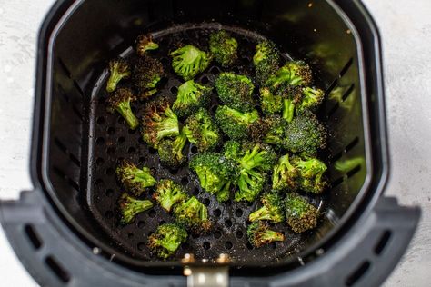 Airfryer Broccoli, Vegan Airfryer, Roast Frozen Broccoli, Air Fryer Broccoli, Apple Walnut Salad, How To Cook Broccoli, Roasted Fingerling Potatoes, Raw Broccoli, Cooks Air Fryer