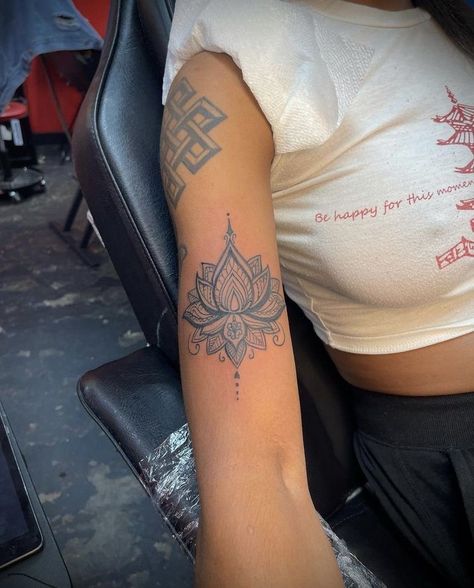 Women's Back Tattoos, Unique Back Tattoos, Palm Size Tattoos, Back Tattoo Designs, Earthy Tattoos, Celestial Goddess, Inner Forearm Tattoo, Armband Tattoos, Pretty Hand Tattoos