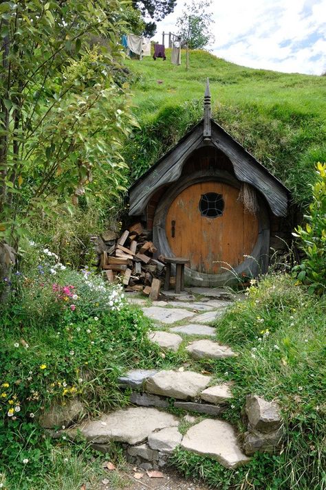 steps Casa Do Hobbit, Casa Dos Hobbits, Supraviețuire Camping, Hobbit Door, Casa Hobbit, Earth Sheltered, Underground Homes, Hobbit Hole, Hobbit House