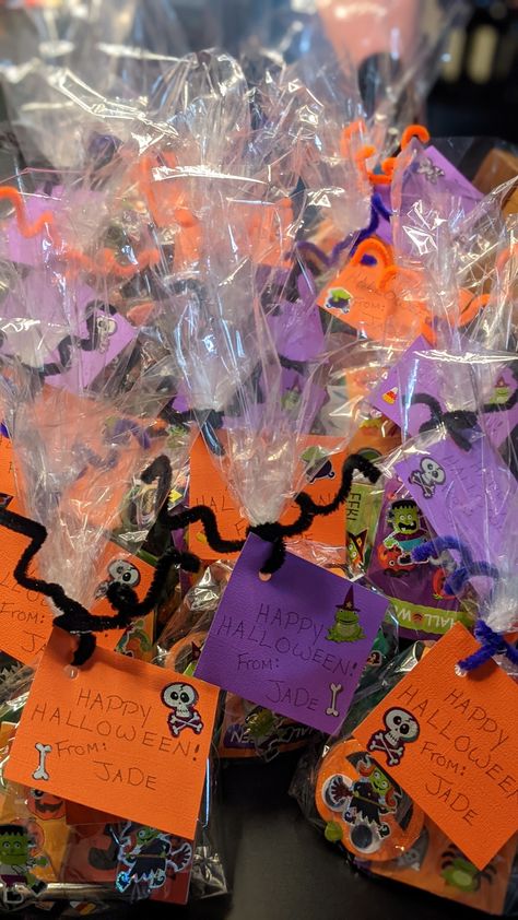 Halloween Goodie Bags Daycare, Diy Halloween Bags Party Favors, Halloween Goodie Bags Preschool, Cute Halloween Goodie Bag Ideas, Halloween Goodie Bag Ideas For Kids, Diy Halloween Goodie Bags For Kids, Halloween Baggies, Halloween Goody Bags For Kids, Prepackaged Halloween Treats For School