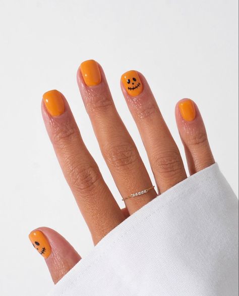 Spider Webs Halloween, Easy Halloween Nails, Nails For Beginners, Easy Fall Nail Designs, Easy Halloween Nails Design, Halloween Nail Art Easy, Pumpkin Nail Art, Halloween Nails Diy, Nail Art Halloween