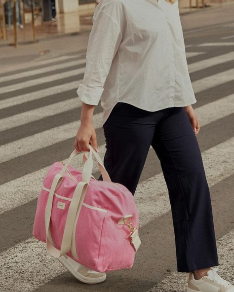 Les essentiels du printemps 🌷 Pour le printemps nos accessoires s’habillent de fleurs et de couleurs lumineuses. Un sac week-end 72h, vos trousses de beauté préférées et une banane. L’essentiel pour une escapade en amoureux ou en famille, le temps d’un week-end ensoleillé 🌞 Circuit Court, Sac Week End, Week End, Porter, Pouch, Ootd, Couture, Tote Bag, Quick Saves