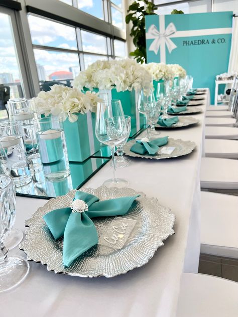 Tiffany Balloon Decorations, Tiffany Wedding Shower Theme, Bridal Shower Themes Tiffany Blue, Tiffany Blue Table Decorations, Bridal Shower Turquoise, Tiffany Blue Shower Ideas, Tiffany & Co Wedding Theme, Tiffany Shower Bridal, Tiffany Quinceanera Ideas