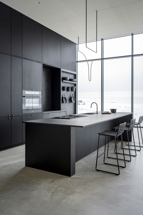 Elegant and Gorgeous Black Kitchen Ideas You Have to See Minimal Black Kitchen, Elegant Black Kitchen, Black Kitchen Ideas, Grey Kitchen Island, Plywood Cabinets, Brown Kitchens, Marble Backsplash, Dark Cabinets, Black Cabinets