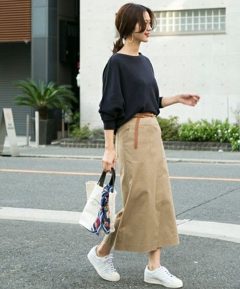 What To Wear To Japan & 5 Things To Never Wear To Japan - The Wandering Girl Outfits With Sneakers Summer, Womens Outfits With Sneakers, Outfits With Sneakers, Japanese Minimalist Fashion, Japanese Fashion Women, Japan Outfits, Womens Outfits, Japan Outfit, Looks Street Style