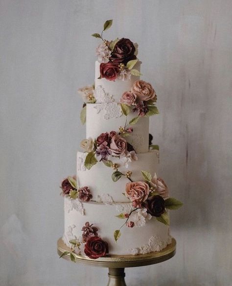 Modern Romantic Wedding Cake, Wedding Cake Embroidery, Quinceanera Cake Ideas, Simple Floral Wedding Cake, Wedding Cakes Flowers, Wedding Cake Ideas Elegant, Fairytale Wedding Cake, Vintage Pasta, Wedding Cake With Flowers