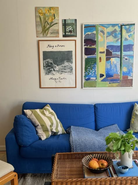 Blue Couch, Blue Sofa, Apartment Inspiration, Interior Inspo, Interior Design Inspiration, House Inspiration, Home Decor Inspiration, Cozy House, Room Inspo