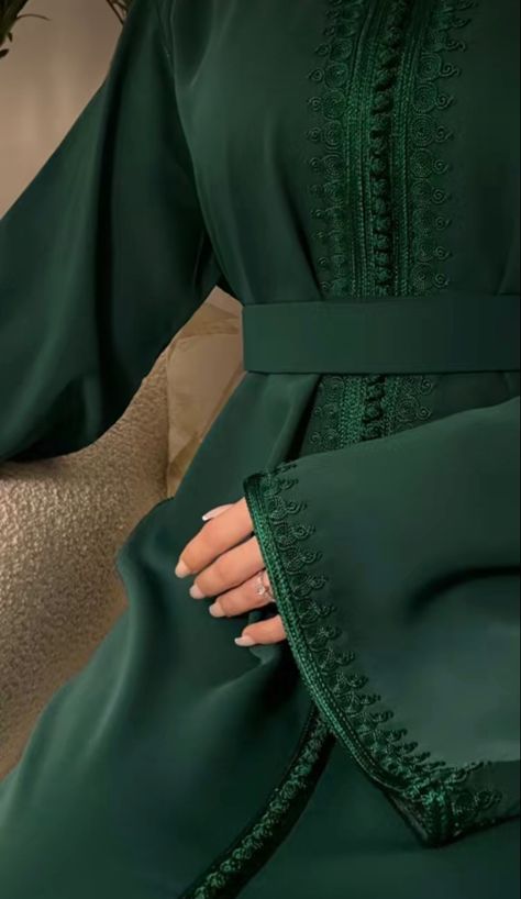 Dark green simple moroccan caftan Moroccan Caftan Simple, Dark Green Abaya, Emerald Green Abaya, Korean Fashion Summer Dresses, Caftan Simple, Morrocan Fashion, Moroccan Kaftan Dress, Simple Long Dress, Moroccan Bride