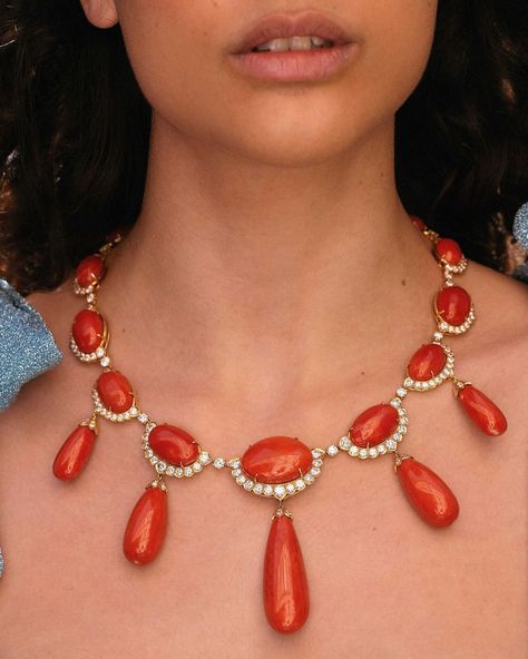 Eleuteri on Instagram: “An Exceptional Yellow Gold Necklace with Red Coral and Diamonds #Eleuteri #antiquejewelry #VintageJewels #AntiqueJewels #vintagejewelry…” Coral Necklace Designs, Coral Jewelry Vintage, Coral Jewelry Set, Beautiful Gold Necklaces, Jewelry Bracelets Gold, Antique Gold Jewelry, Yellow Gold Necklace, Beaded Jewelry Designs, Gold Jewellery Design Necklaces