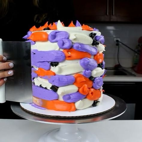 Halloween Sprinkle Cake, Halloween Cake Buttercream, Easy Diy Halloween Cake, Simple Halloween Birthday Cakes, Halloween Cakes For Adults, Diy Halloween Birthday Cake, Halloween Cake Diy, Striped Cake Ideas, Buttercream Halloween Cakes