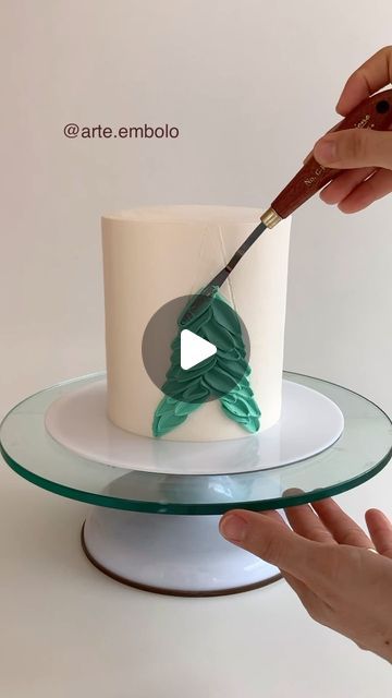 Palette Knife Christmas Cake, Buttercream Pallet Knife Cake, Pallet Cake Design, Palette Knife Cake Painting Tutorial, Simple Wedding Cakes With Cupcakes, Pallete Knife Cakes, Palate Knife Cake Decorating, Pallet Knife Cake Decorating Tutorial, Palette Cake Decorating