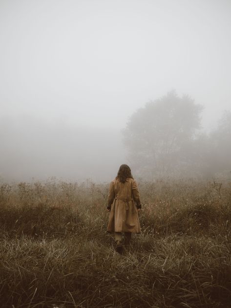 Foggy Morning Photoshoot, Moody Aesthetic Pics, Fog Photography People, Autumn Photoshoot Aesthetic, Autumn Photography Aesthetic, Grey Autumn Aesthetic, Photoshoot Autumn Ideas, Autumn Film Photography, Aesthetic Fall Photoshoot