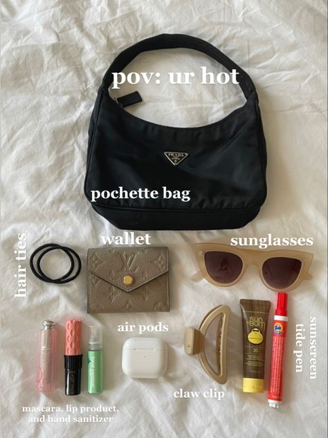 Whats In My Bag Minimalist, What To Keep In Your Bag, What's Inside My Bag, Bag Essentials Everyday, Road Trip Kit, Everyday Bag Essentials, What's In My Purse, What's In My Bag, School Bag Essentials