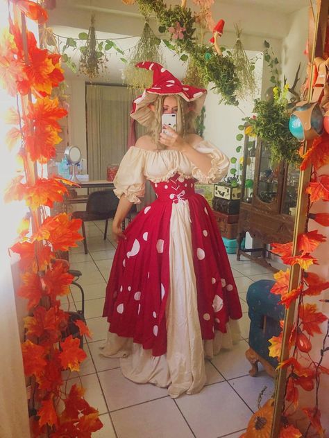 Ren Fest Mushroom, Renfair Costume Ideas, Mushroom Renn Faire, Glow Wave Aesthetic Outfit, Amanita Mushroom Costume, Mushroomcore Aesthetic Outfits, Mushroom Fairy Costume Dress, Witch Fairy Costume, Mushroom Dress Fairy