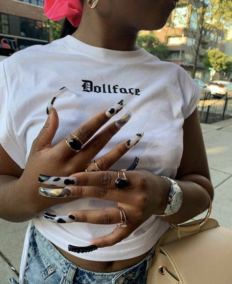 Aesthetic Nails Acrylic Baddie, Aesthetic Nails Acrylic, White Nails With Glitter, Nails With Glitter, Curved Nails, White Glitter Nails, Aesthetic Nails, White Acrylic Nails, Dope Nail Designs