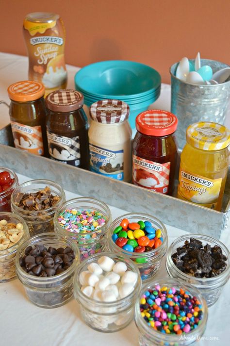 Build Your Own Sundae Bar Ice Cream Sundae Bar, Fest Mad, Bar A Bonbon, Sundae Bar, Ice Cream Birthday Party, Diy Ice Cream, Ice Cream Social, 13th Birthday Parties, Ice Cream Birthday