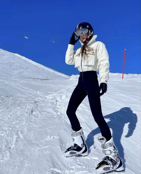 White Ski Jacket Outfit, Red Ski Outfit, Snowboarding Outfit Women's, Pretty Hyunjin, Snow Outfits For Women, Ski Outfit For Women, Ski Fits, Chalet Girl, Ski Trip Outfit