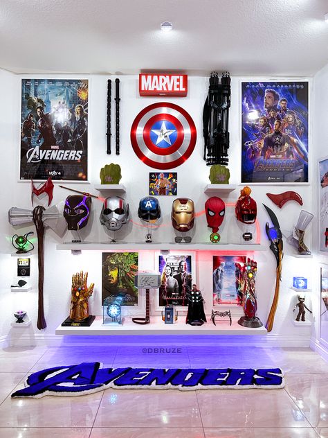 Marvel display / collection wall. Marvel Office Decor, Marvel Collection Display, Marvel Living Room, Marvel House Decor, Marvel Theme Room, Aesthetic Marvel Room Decor, Action Figure Display Ideas, Avenger Room, Marvel Display