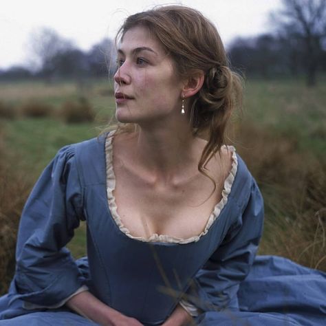 Rosamund Pike - Photoshoot by Rachel Lum (2004). Follow @endless_kaos for more! Rosemund Pike, Black Sisters, The Libertines, Rosamund Pike, Gone Girl, Mia 3, Historical Dresses, Historical Romance, Period Dramas