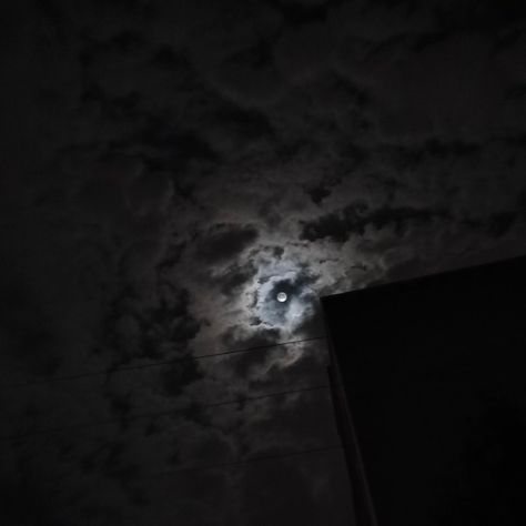 Cloudy Moon Night Skies, Full Moon With Clouds, Cloudy Moon, Cloudy Night Sky, Full Moon Photos, Cloudy Nights, Cloud Photos, Moon Photos, Sky Full