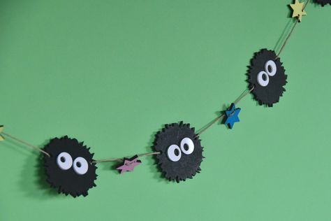 These Studio Ghibli inspired Soot Spirits decoration is made out of MDF wood and the eyes are made of acrylic. It's all made out of leftover materials and therefore it's sustainable. This is a nice addition for every Ghibli lover to decorate your room with or use at decoration for a themed party. The sling will always have 6 Soots and 7 star shapes. It's ±1 meter long. Because it's made out of MDF I would suggest to make sure it won't get wet, because that material doesn't go well with water. Th Studio Ghibli Car Decor, Studio Ghibli Classroom Decor, Studio Ghibli Baby Shower Theme, Studio Ghibli Bedroom Decor, Studio Ghibli Door Decs, Studio Ghibli Birthday Party Decor, Ghibli Home Decor, Studio Ghibli Baby Room, Studio Ghibli Classroom