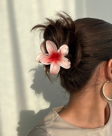 Hair Clips Aesthetic, Hawaiian Flower Hair, Hawaiian Hairstyles, Kawaii Hair Clips, Floral Accessories Hair, Clip Hairstyles, Hair Accessories Clips, Hair Accesories, Fashion Hair Accessories