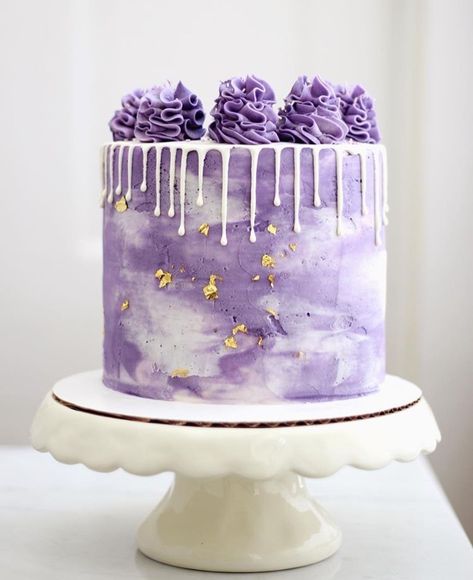 Purple Icing Cake, Small Purple Cake, Pastel Purple Cake Aesthetic, Purple Cake Simple, Shades Of Purple Cake, Purple Birthday Cake Aesthetic, Light Purple Birthday Cake, Purple Birthday Cake For Women, Birthday Cake Aesthetic Purple