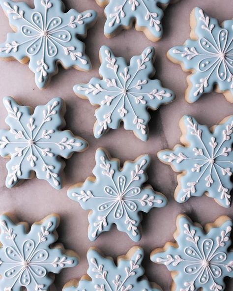 Gingerbread Cookies Snowflakes, Snowflake Gender Reveal Cookies, Frozen Cookies Decorated Royal Icing, White Decorated Christmas Cookies, Snow Flake Sugar Cookie, Star Shaped Christmas Cookies, Snowflake Cookie Decorating Ideas, Winter Baby Shower Cookies For Boy, Winter Wonderland Cookies Birthday