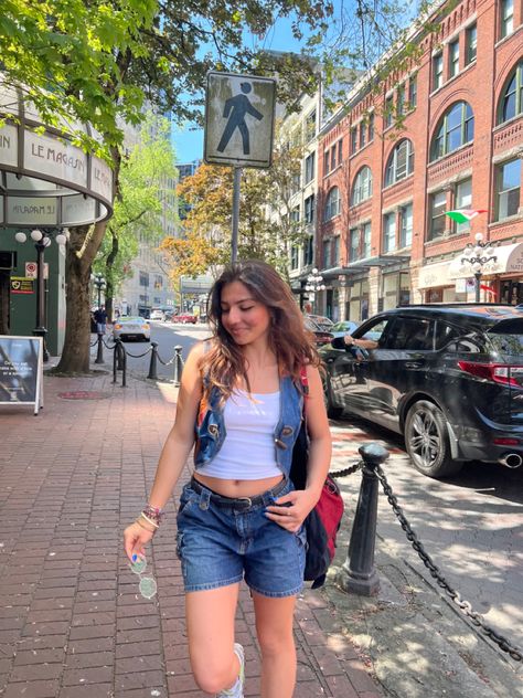 Low Waist Shorts Outfit, Athlete Instagram, Style Denim Vest, Cargo Shorts Outfit, Street Style Denim, Long Jean Shorts, Vest Denim, Bralet Tops, Girl Vibe