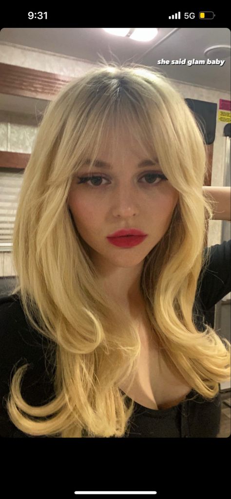 Emily Alyn Lind, Gothic Chic, Vlasové Trendy, Fotografi Alam Semula Jadi, Haircuts Straight Hair, Hair Inspo Color, Red Lipstick, Alam Semula Jadi, Dream Hair