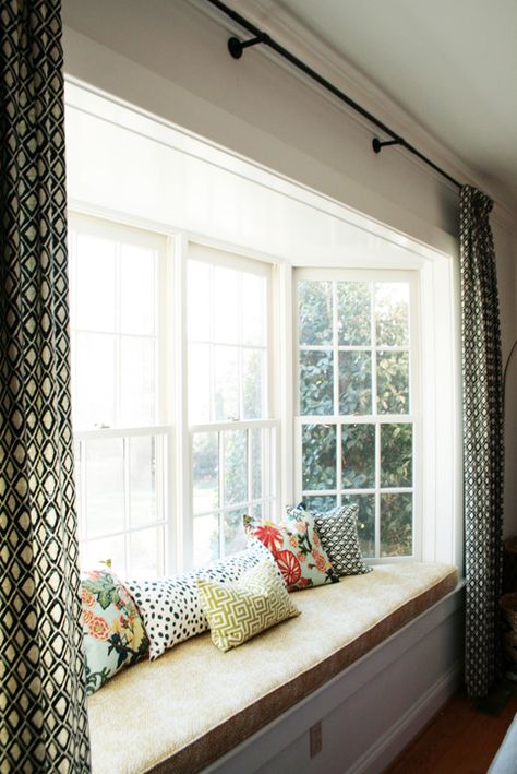 25 cool bay window decorating ideas - Shelterness Window Seat Curtains, Farmhouse Curtains Living Room, Bay Window Decorating Ideas, Bay Window Treatments, Bay Window Seat, Bay Window Curtains, Farmhouse Window, Simple Farmhouse, Window Benches