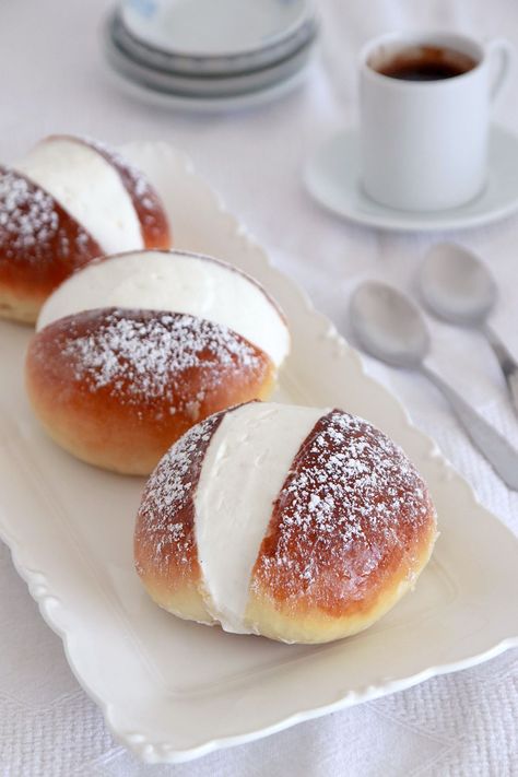 Maritozzo – Italian Rolls Filled with Vanilla Cream | Photo: Natalie Levin Italian Sweet Bread Recipes, Cream Filled Pastries, Italian Bakery Recipes, Bakery Items Recipes, Cream Filled Desserts, Fancy Dinner Rolls, Dessert Pastry Recipes, Italian Sweet Bread, Maritozzo Recipe