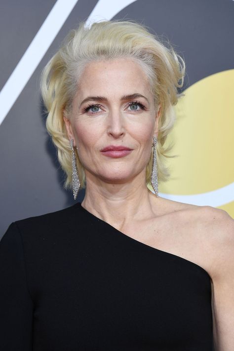 Love the colour! #richfashion #unique #style #love #hair #hairstyle Gillian Anderson Short Hair, Gillian Anderson Hair, Layered Bob With Side Bangs, Bob With Side Bangs, Short Layered Bob, Black Hair Cuts, Red Carpet Hair, Straight Hair Cuts, Short Layered