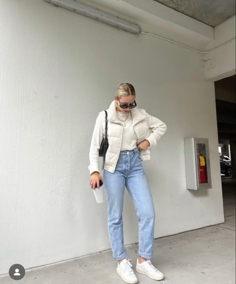 Veja Outfits, Vest Outfits Winter, Boho Outfits Fall, Outfits Puffer Vest, White Puffer Vest Outfit, Fall Boho Outfits, Fall Layering Outfits, Winter Vest Outfits, Puffer Vest Outfits