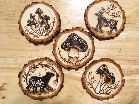 Beautifully detailed mushrooms and animal buddies to decorate your cottage 💛.  Custom made, you pick how many and which mushrooms or animals. Don't see one you want, let me know and I can get it done for you! Flowers, snails, etc can be added no extra cost! Made from the trunk of Nobel, Balsam, Douglas Fir, Spruce, and Pine trees.  No living tree was harmed in the making of this piece! All branches/trunks are used from fallen trees in Colorado and old Christmas trees. Because of our natural har Wood Burn Designs, Pyrography Patterns, Wood Slice Art, Woodburning Projects, Pyrography Art, Wood Burning Crafts, Wood Burning Patterns, Wood Burning Art, Old Christmas