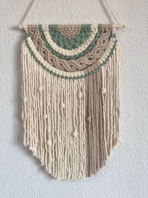 Circle Macrame Wall Hanging, Round Macrame Wall Hanging, Macrame Circle, Macrame Designs, Crochet Wall Hanging, Macrame Purse, Macrame Wall Hanging Diy, Wall Hanging Macrame, Crochet Wall Hangings