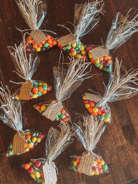 Harvest Treat Bags, Thanksgiving Edible Table Favors, Diy Thanksgiving Candy Crafts, Thanksgiving Favors Table Settings, Thanksgiving Snacks For Kids To Make, Fall Treat Bags For School, Fall Festival Goodie Bags, Diy Thanksgiving Party Favors, Thanksgiving Teacher Treats