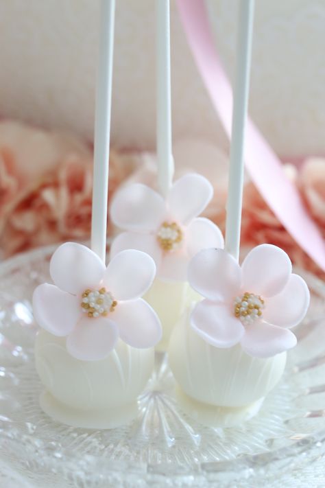 www.KUCHENmitSTIL.at white soft pink up side down cake pops placecards Elegant Cake Pops Wedding, Wildflowers Cake, Daisy Wedding Cakes, Elegant Cake Pops, Wildflower Cake, Flower Cake Pops, Wedding Cake Favors, Chocolate Covered Desserts, Diy Wedding Food