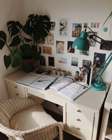 I’m simply in love with this study space 🌿 ... 📷from Pinterest ☁️ Follow us for more inspiration @work.study.inspiration #studytips… School Desk Organization, Waiting Room Decor, Minimalistic Room, Cheap Room Decor, Dorm Organization, Tumblr Rooms, Dorm Room Organization, School Desks, Room Deco