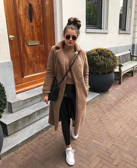 winter outfit ideas #fashion #ootd #style Italian Street Style, Vinter Mode Outfits, Rihanna Street Style, European Street Style, Beanie Outfit, Doc Martens Outfit, Trendy Outfits Winter, Mens Fashion Week, Comfy Chic