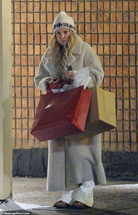 Kate Hudson and her fiancé Danny Fujikawa hit the shops just before the holidays while in Aspen | Daily Mail Online Celebrities In Aspen, Aspen Street Style, Yellow Tinted Sunglasses, Grey Puffer Jacket, Grey Puffer, Aspen Colorado, Snow Bunnies, Press Tour, Famous Stars