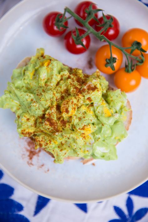 The Londoner » Lean Green Avocado Egg Salad Healthy Egg Salad, Best Egg Salad Recipe, Green Breakfast, Avocado Health Benefits, Lean And Green, Green Avocado, Turkey Burger Recipes, Avocado Egg Salad, Lean Meals