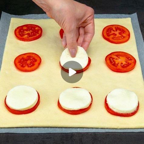 Tomato Mozzarella Appetizer, Puff Pastry Recipes Appetizers, Mozzarella Appetizers, Fast Appetizers, Appetizing Tv, Puff Pastry Appetizers, Fancy Appetizers, Mozzarella Recipes, Amazing Food Decoration