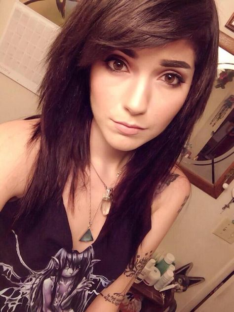 Really beautiful, and her outfit is pretty cool, too Medium Scene Hair, Scene Haircuts, Haircuts For Medium Length Hair, Emo Hair, Girl Haircuts, Scene Hair, Long Layered Hair, Haircuts With Bangs, Grunge Hair