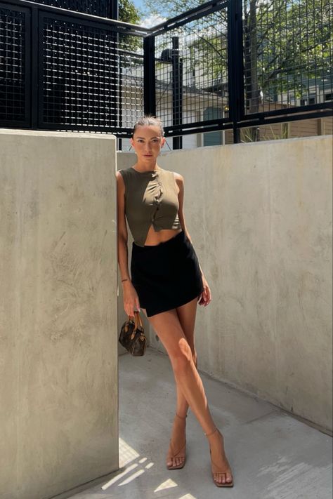 Asymmetrical Outfit Street Styles, Mini Black Skort Outfit, Skirt With Heels Outfit, Zara Skort Outfit, Skorts Skirts Outfit, Skort Ootd, Work Attire Summer, Black Skort Outfit, Asymmetrical Outfit