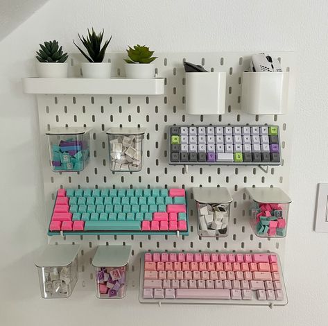 Video Game Pegboard, Ikea Skadis Desk Setup, Ikea Pegboard Keyboard, Gamer Pegboard, Mechanical Keyboard Display, Keyboard Collection Display, Ikea Pegboard Ideas Gaming, Pegboard Ideas Gaming, Pegboard Pc Setup