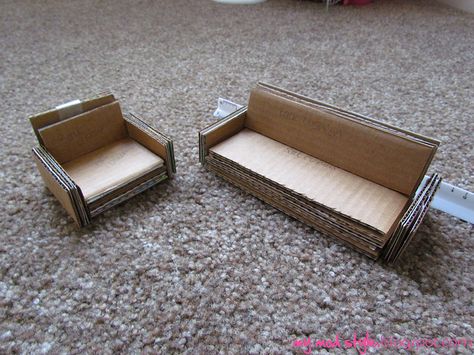 Blogged at My Mod Style Dollhouse Cardboard, Diy Furniture Sofa, Cardboard Dollhouse, Carton Diy, Diy Barbie House, Doll Furniture Diy, Diy Barbie Furniture, Dollhouse Projects, Barbie Doll House