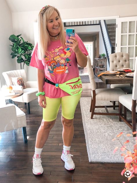 90’s party outfit with neon biker shorts, a Nickelodeon tee, fanny pack, butterfly clips, and chunky sneakers! Neon 90s Party Outfit, 90s Biker Shorts Outfit, 90 Theme Party Outfit, 90s Dress Up, 90s Outfits Party, 90s Themed Outfits, 90s Party Ideas, 90s Theme Party Outfit, 90s Fashion Party